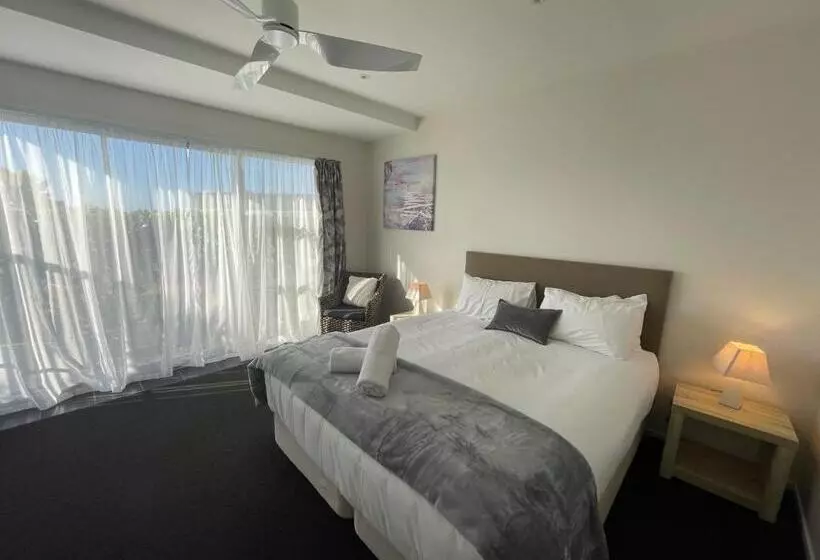 اتاق استاندارد با تخت بزرگ, Carters By The Sea Beachside Studio Apartments