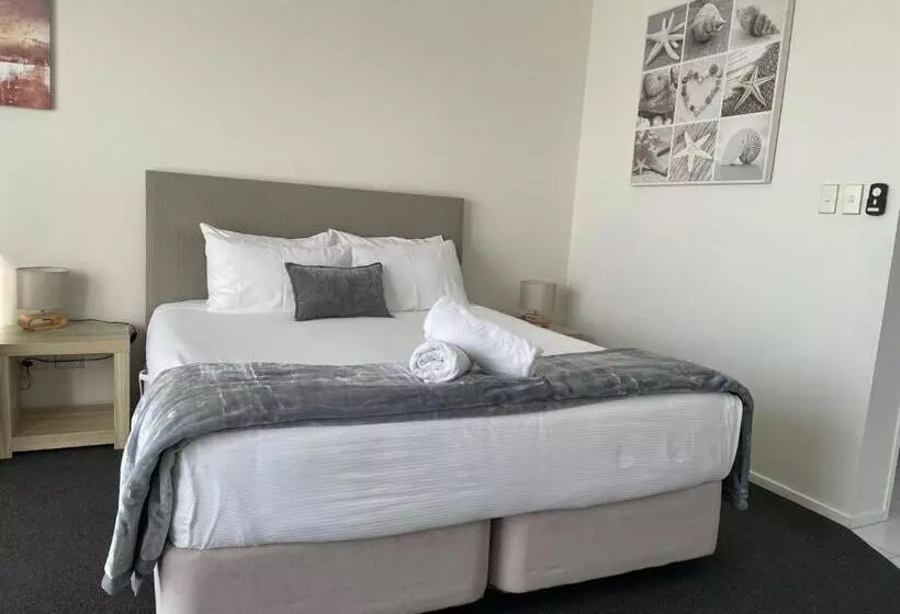اتاق استاندارد با تخت بزرگ, Carters By The Sea Beachside Studio Apartments