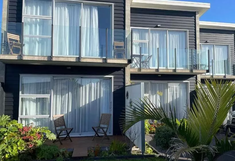 اتاق استاندارد با بالکن, Carters By The Sea Beachside Studio Apartments