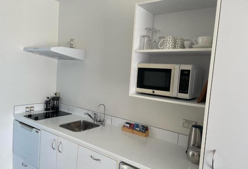 חדר סטנדרט עם מרפסת, Carters By The Sea Beachside Studio Apartments