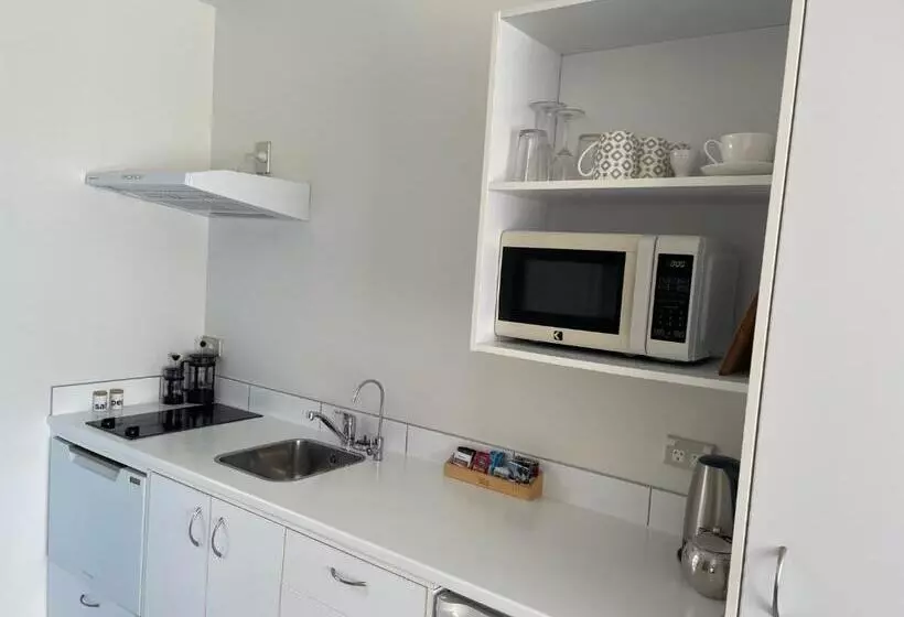 اتاق استاندارد با بالکن, Carters By The Sea Beachside Studio Apartments