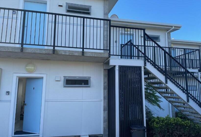 Номер Стандарт с Балконом, Carters By The Sea Beachside Studio Apartments