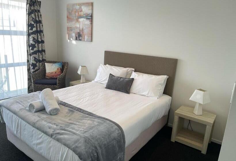 חדר סטנדרט עם מרפסת, Carters By The Sea Beachside Studio Apartments