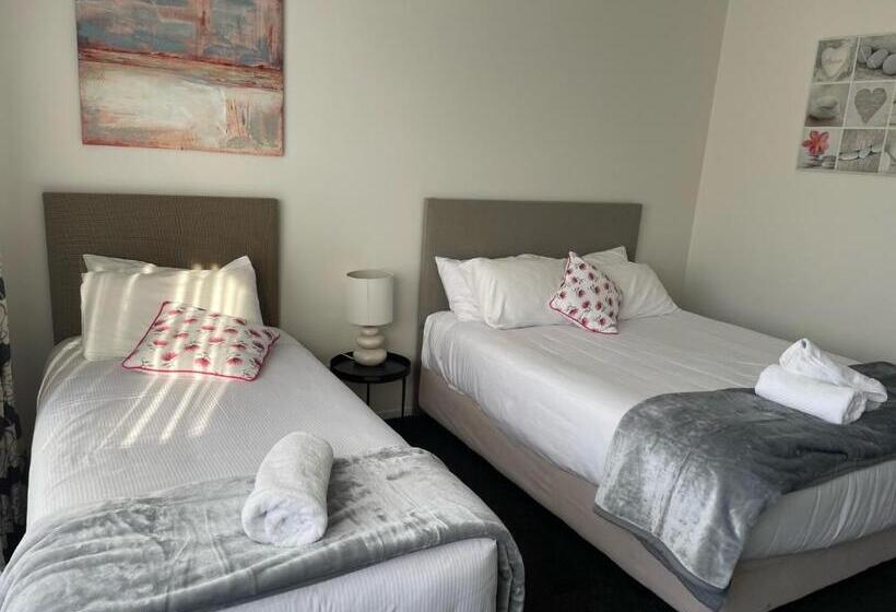 Номер Стандарт Трехместный, Carters By The Sea Beachside Studio Apartments