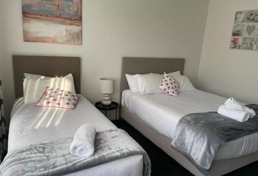 اتاق استاندارد سه نفره, Carters By The Sea Beachside Studio Apartments