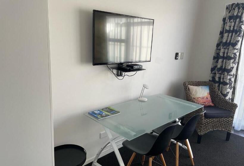 חדר סטנדרט עם מיטת קינג, Carters By The Sea Beachside Studio Apartments