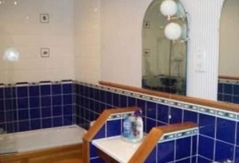 اتاق لوکس با چشم‌انداز دریا, Lyme Bay House