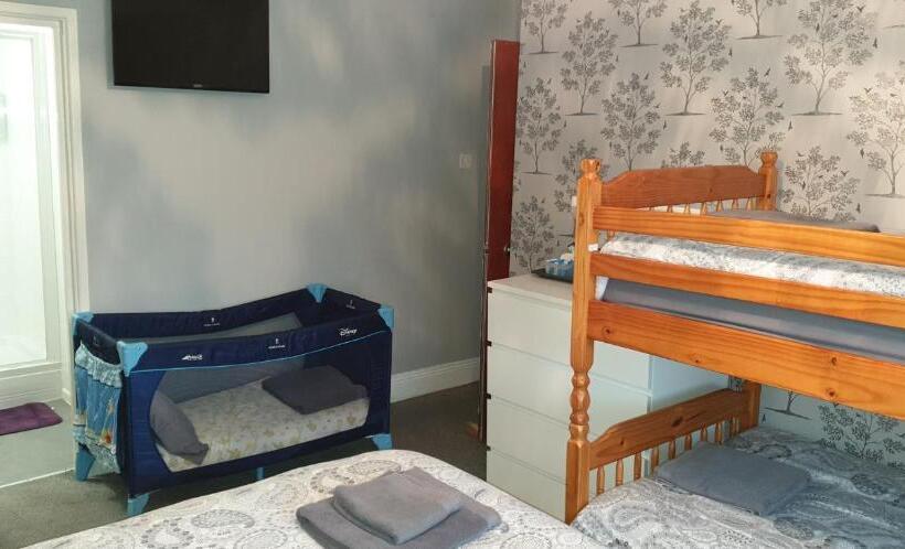 Семейный Номер, The Roslyn Guest House