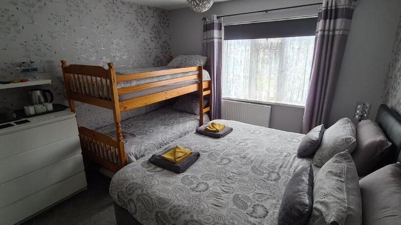 اتاق خانوادگی, The Roslyn Guest House