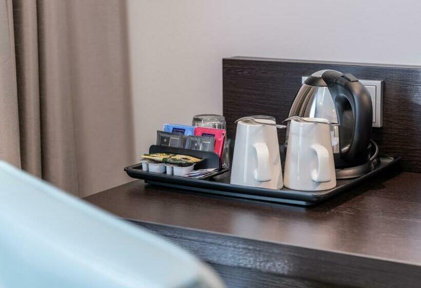 스탠다드 트리플 룸, Premier Inn Wiesbaden City Centre