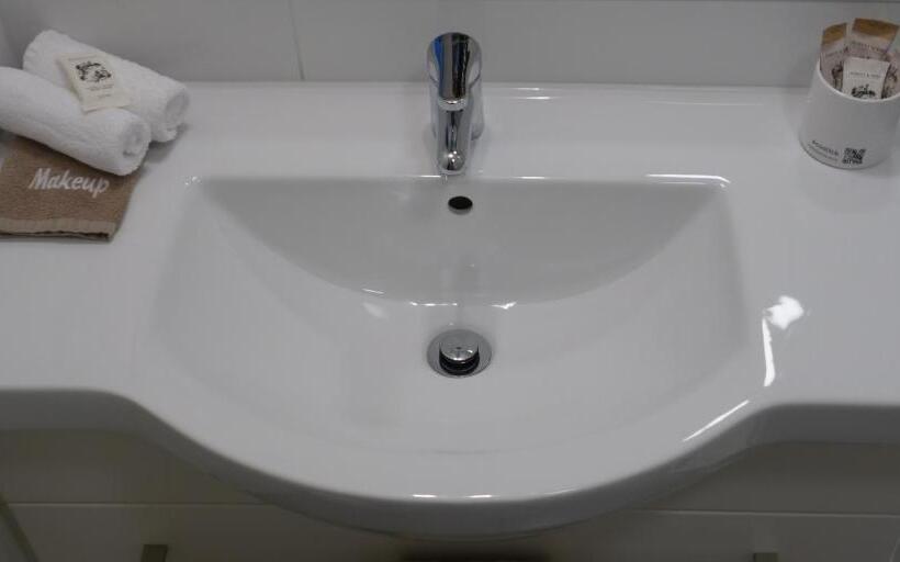 إستوديو قياسى, Airport Palms Motel