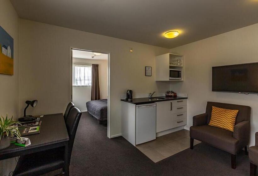 شقة غرفة واحدة, Airport Palms Motel