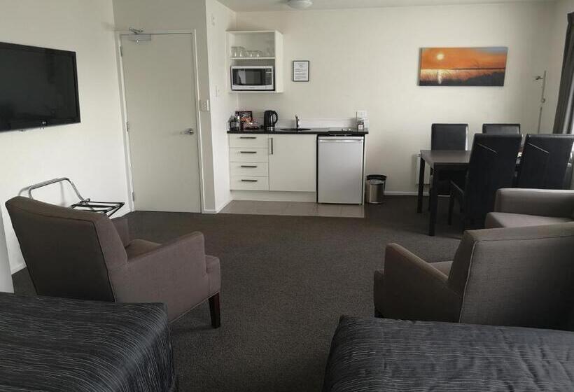 شقة غرفة واحدة, Airport Palms Motel