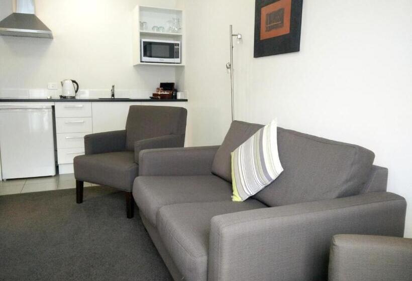 شقة غرفتين, Airport Palms Motel