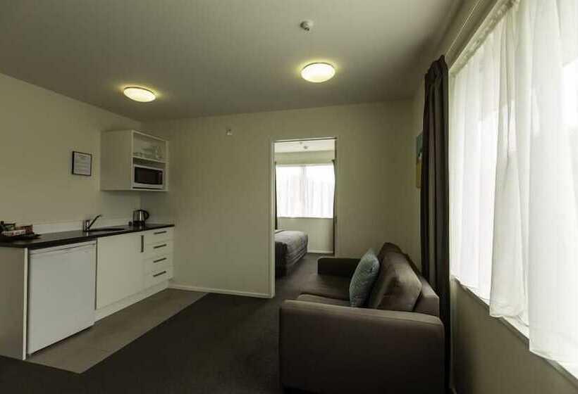 شقة غرفة واحدة, Airport Palms Motel