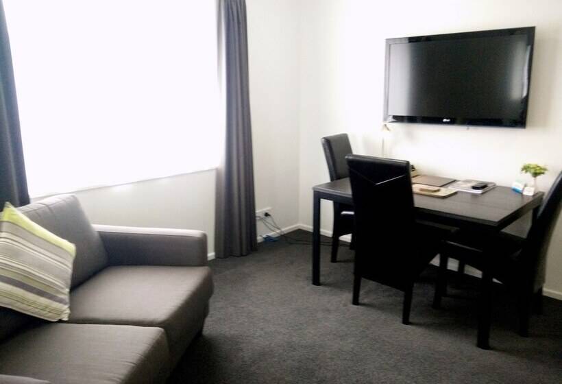 شقة غرفة واحدة, Airport Palms Motel