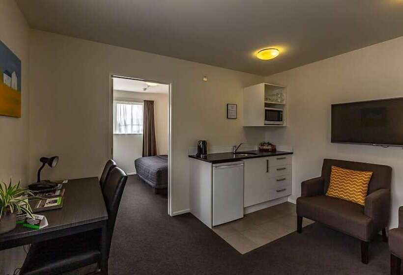 شقة غرفة واحدة, Airport Palms Motel