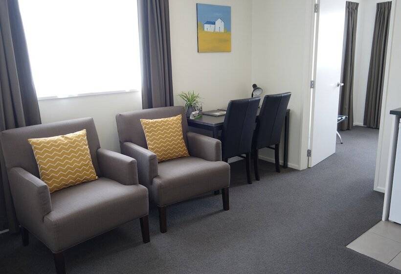 شقة غرفة واحدة, Airport Palms Motel