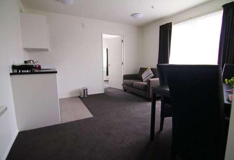 شقة غرفة واحدة, Airport Palms Motel