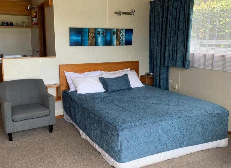스탠다드 스튜디오, Ala Moana Motel