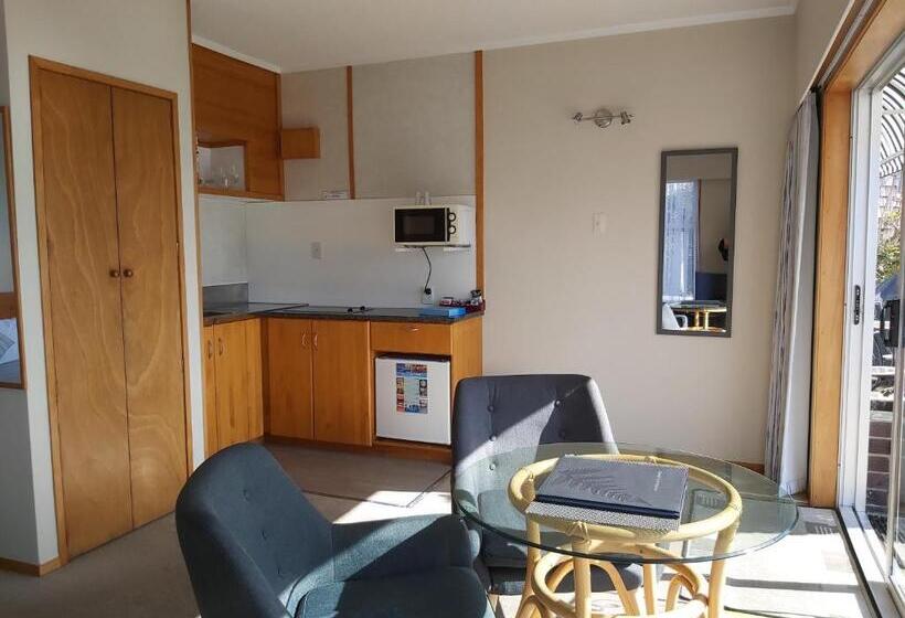 スタンダードスタジオ, Ala Moana Motel