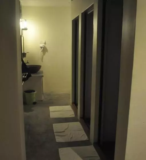 バス共有のスタンダードルーム, Red Inn Court   Hostel