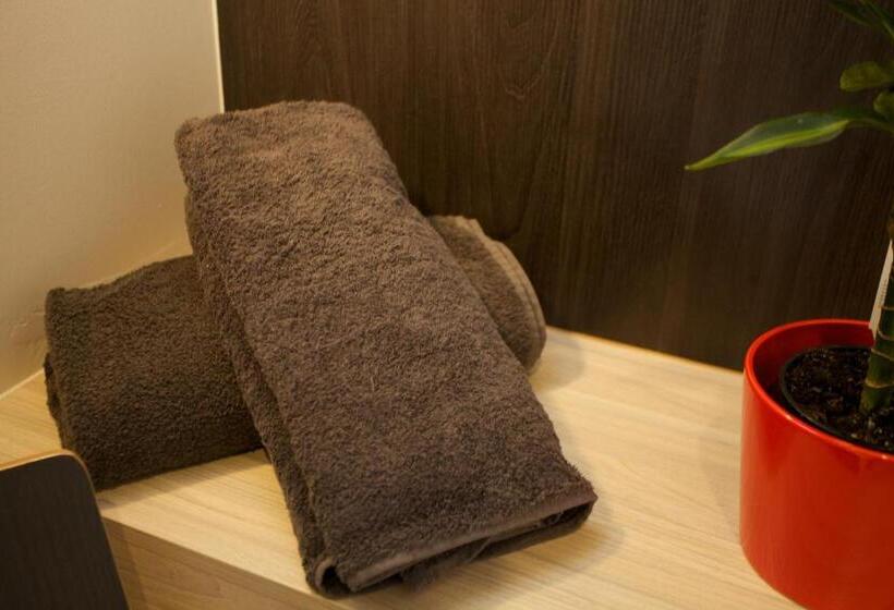 חדר מוזל מקלחת משותפת, Stables Lodge Backpackers