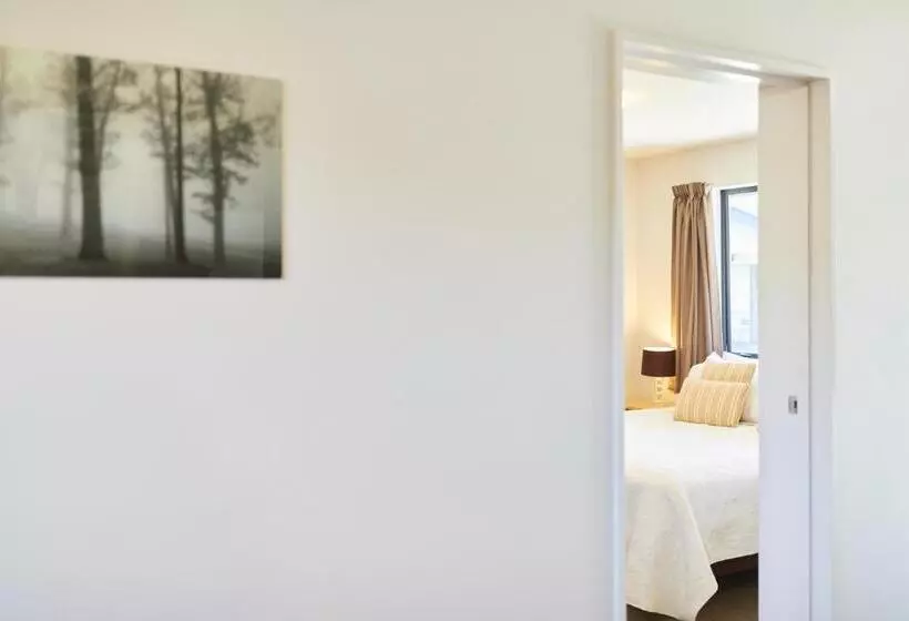 スタンダードスタジオ, Blenheim Palms Motel