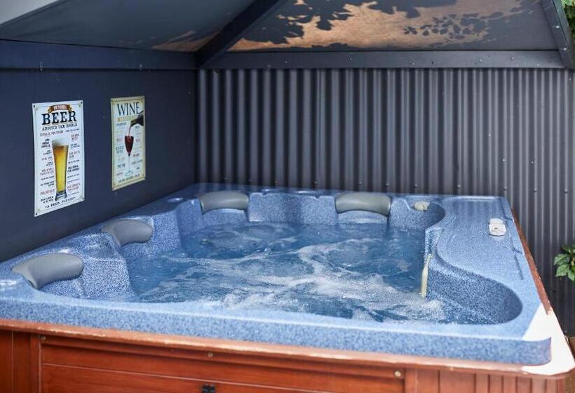 סוויטה עם ג'קוזי, Blenheim Palms Motel