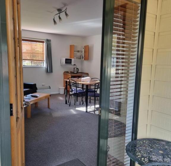 إستوديو قياسى, Glenalvon Lodge Motel