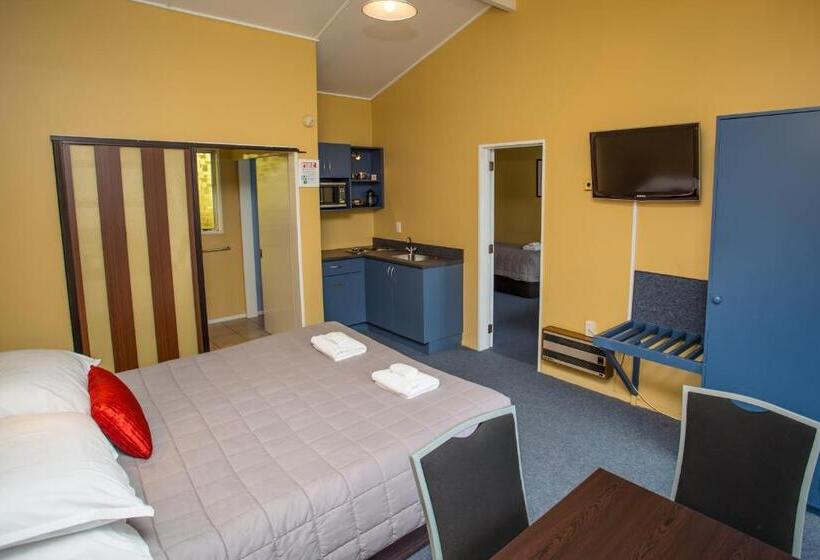 דירת משפחה, The Coast Motel