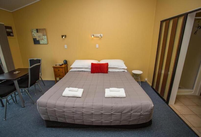 דירת משפחה, The Coast Motel