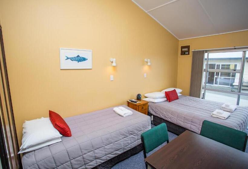 דירת חדר, The Coast Motel