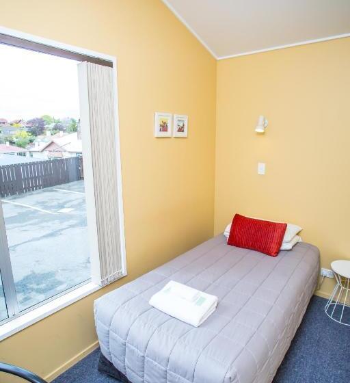 דירת חדר, The Coast Motel