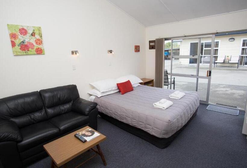 סטודיו אקזקיוטיב, The Coast Motel