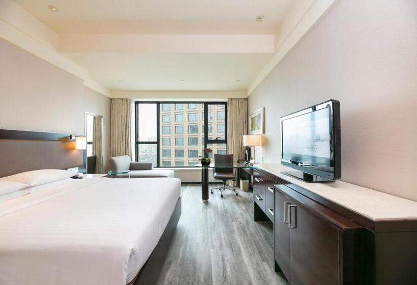带城市景观和大床的豪华房间, Courtyard By Marriott Hangzhou Wulin