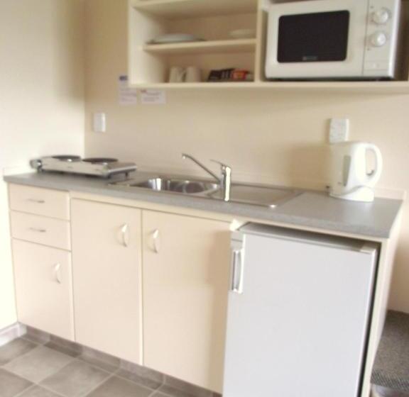 프리미엄 스튜디오, Panorama Motor Inn