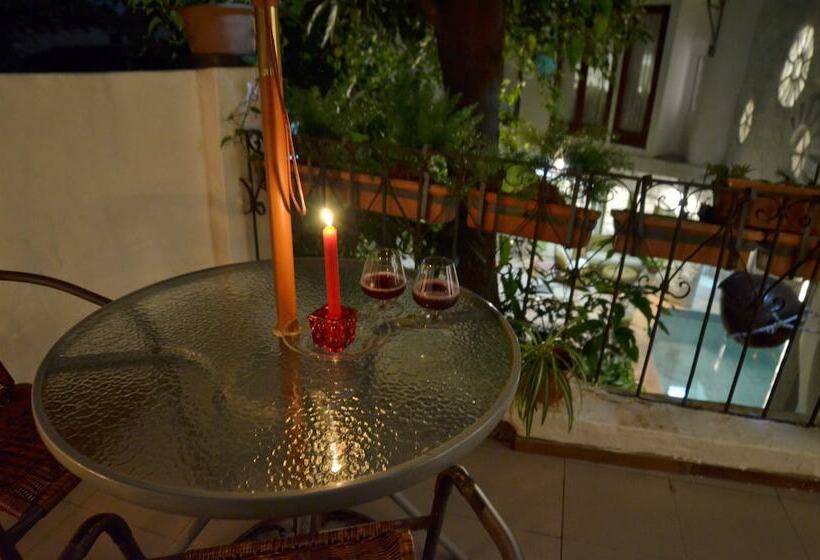 اتاق لوکس, Paseo Del Arte