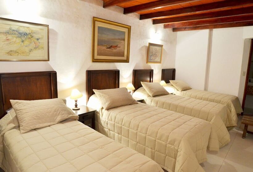 اتاق استاندارد چهار تخته, Paseo Del Arte