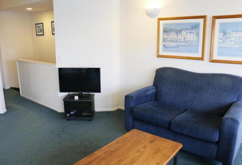 침실 2개 아파트, Lakefront Apartments,18 Lake Esplanade Road