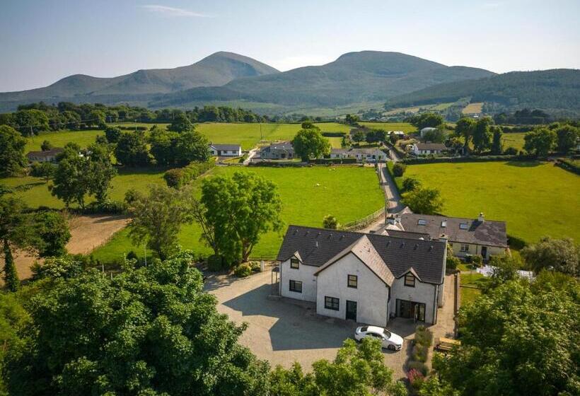 בקתה, The Briers Country House