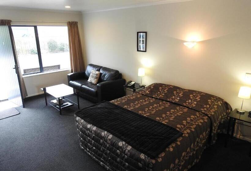 Студия Стандарт, Tudor Lodge Motel