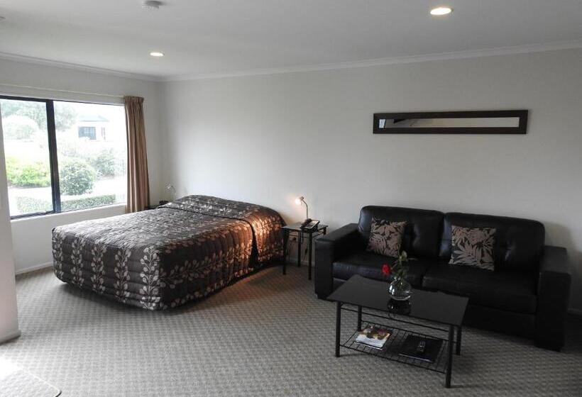 דירת חדר, Tudor Lodge Motel