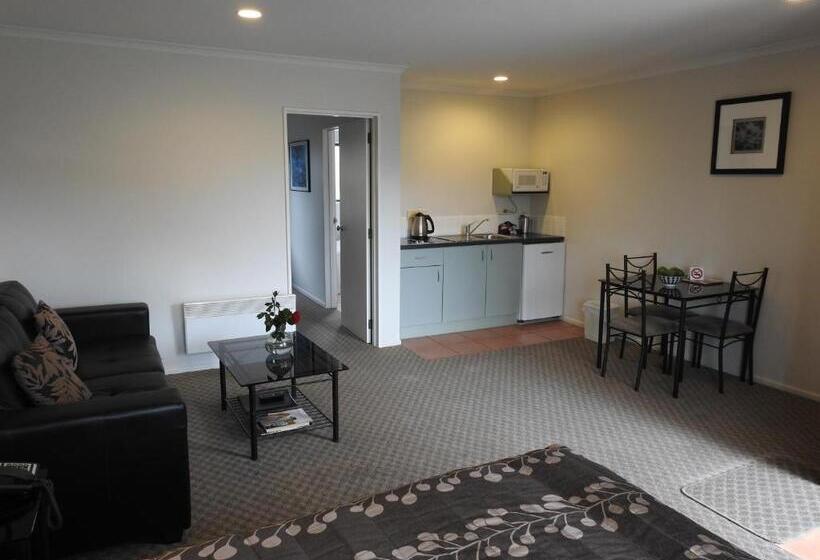 דירת חדר, Tudor Lodge Motel