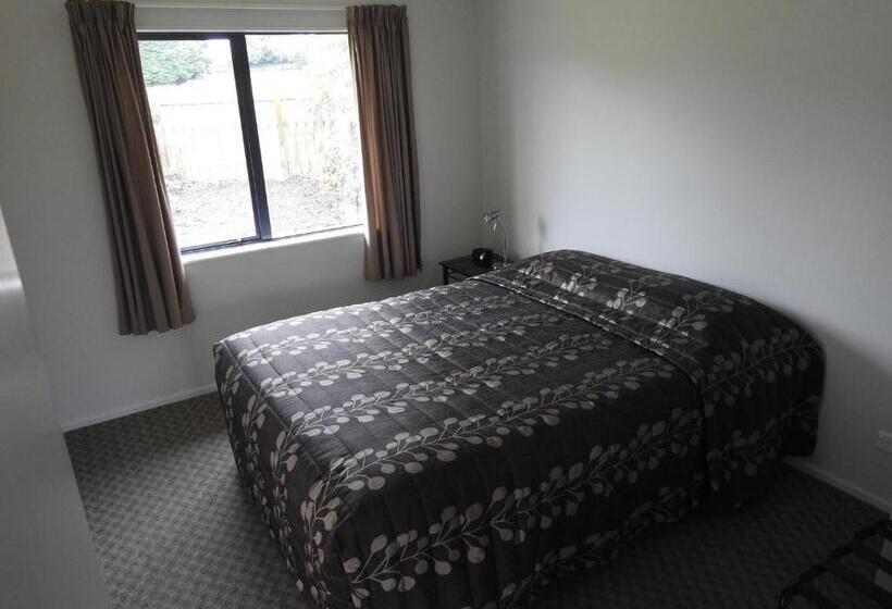 דירת חדר, Tudor Lodge Motel