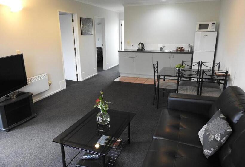 דירת שני חדרים, Tudor Lodge Motel