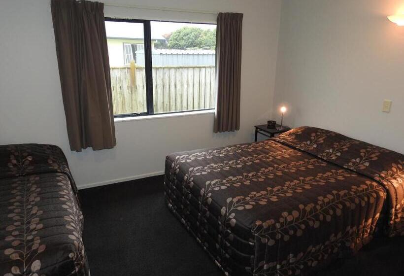 דירת שני חדרים, Tudor Lodge Motel