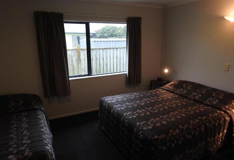 דירת שני חדרים, Tudor Lodge Motel