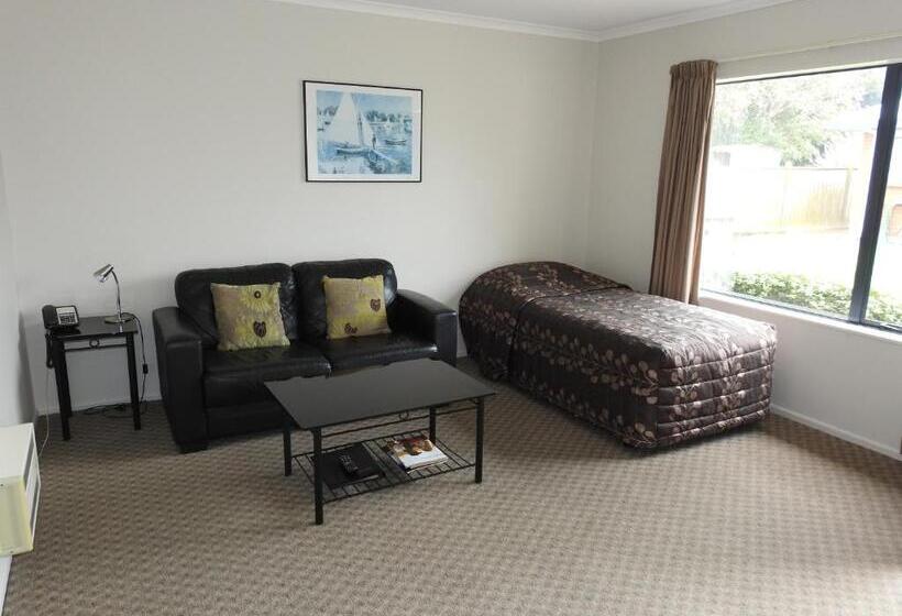 דירת חדר, Tudor Lodge Motel