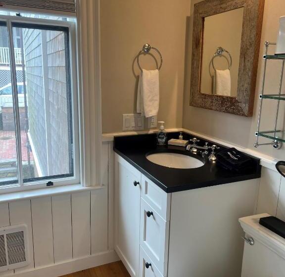 מיטת קינג בסוויטה, Centerboard